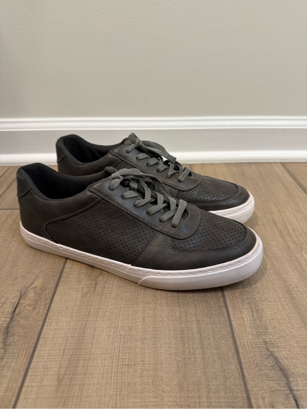 Tober Men's Low-Top Perforated Leather Sneakers - Gray